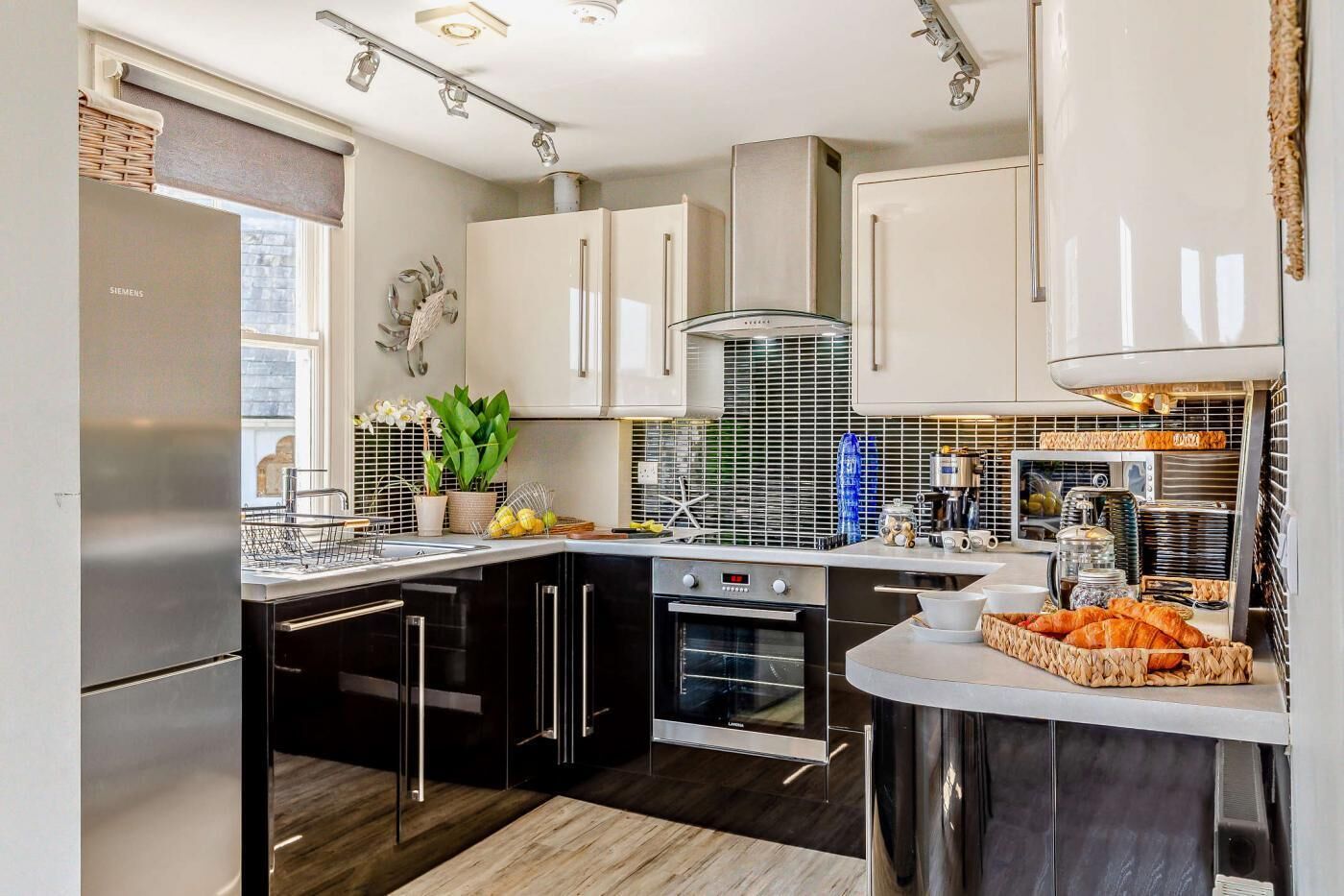 Micro-ondas, fogão, lava-louças, cadeirão de bebê