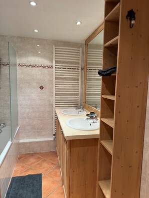 Hair dryer, towels, toilet paper - Cosy 6-person apartment close to the slopes (Val-d'Isère)