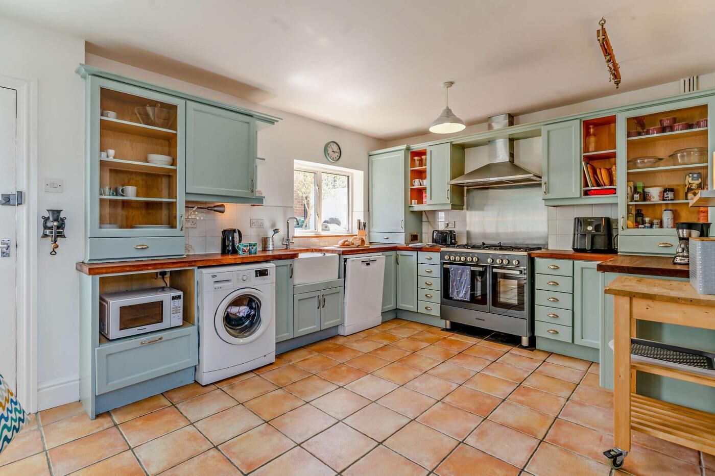 Microwave, oven, dishwasher, cookware/dishes/utensils