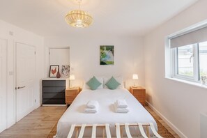 Travel crib, WiFi (free), bed sheets - 3 Bed in Camber (oc-s27568) (Camber)