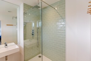 Towels - 3 Bed in Camber (oc-s27568) (Camber)