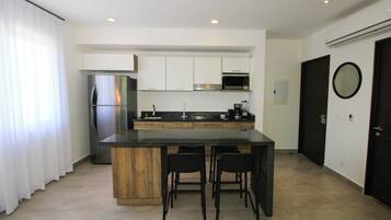 Departamento de lujo, 2 habitaciones, acceso a la alberca, vista al jardín | Cocina privada | Cafetera de espresso