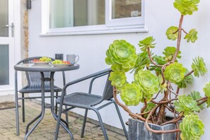 Outdoor dining - 1 Bed in St. Ives (oc-trev3) (St Ives)