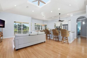 Televisión y oficina 