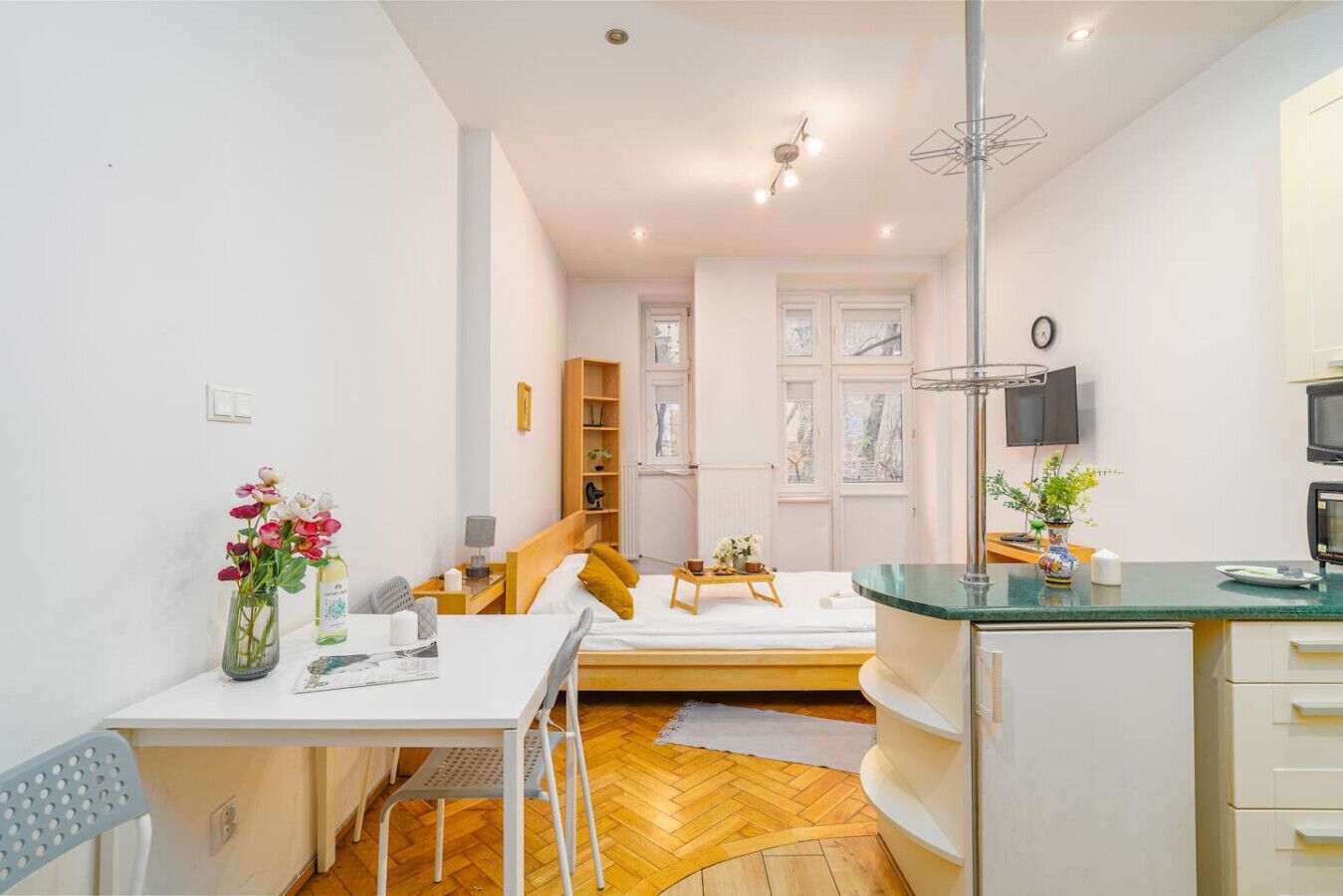 Iron/ironing board, WiFi, bed sheets