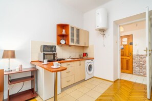 Jääkaappi, uuni, liesi, vedenkeitin
