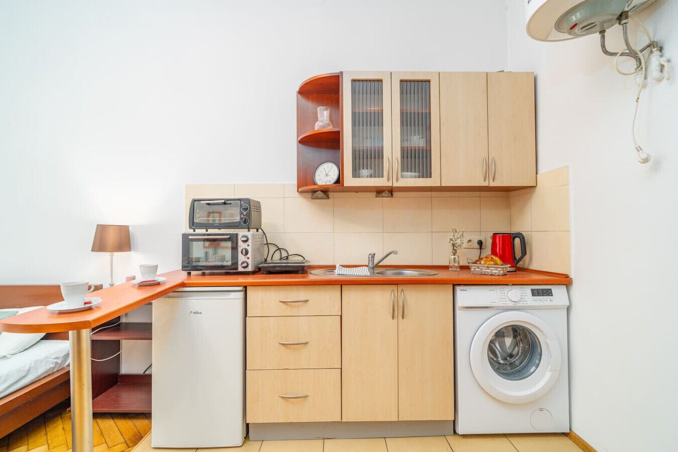 Frigorífico, horno, placa de cocina y utensilios de cocina