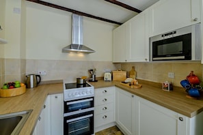 Dishwasher, cookware/dishes/utensils - 2 Bed in Spennithorne (oc-s27544) (Spennithorne)