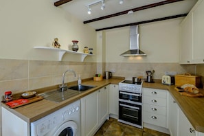 Dishwasher, cookware/dishes/utensils - 2 Bed in Spennithorne (oc-s27544) (Spennithorne)