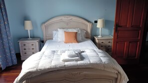 Iron/ironing board, WiFi, bed sheets