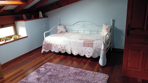 Iron/ironing board, WiFi, bed sheets - HAZAS HOUSE. Stone and wood house with garden, ideal for family trips. (Hazas de cesto)