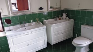 Douche, sèche-cheveux, bidet, serviettes fournies