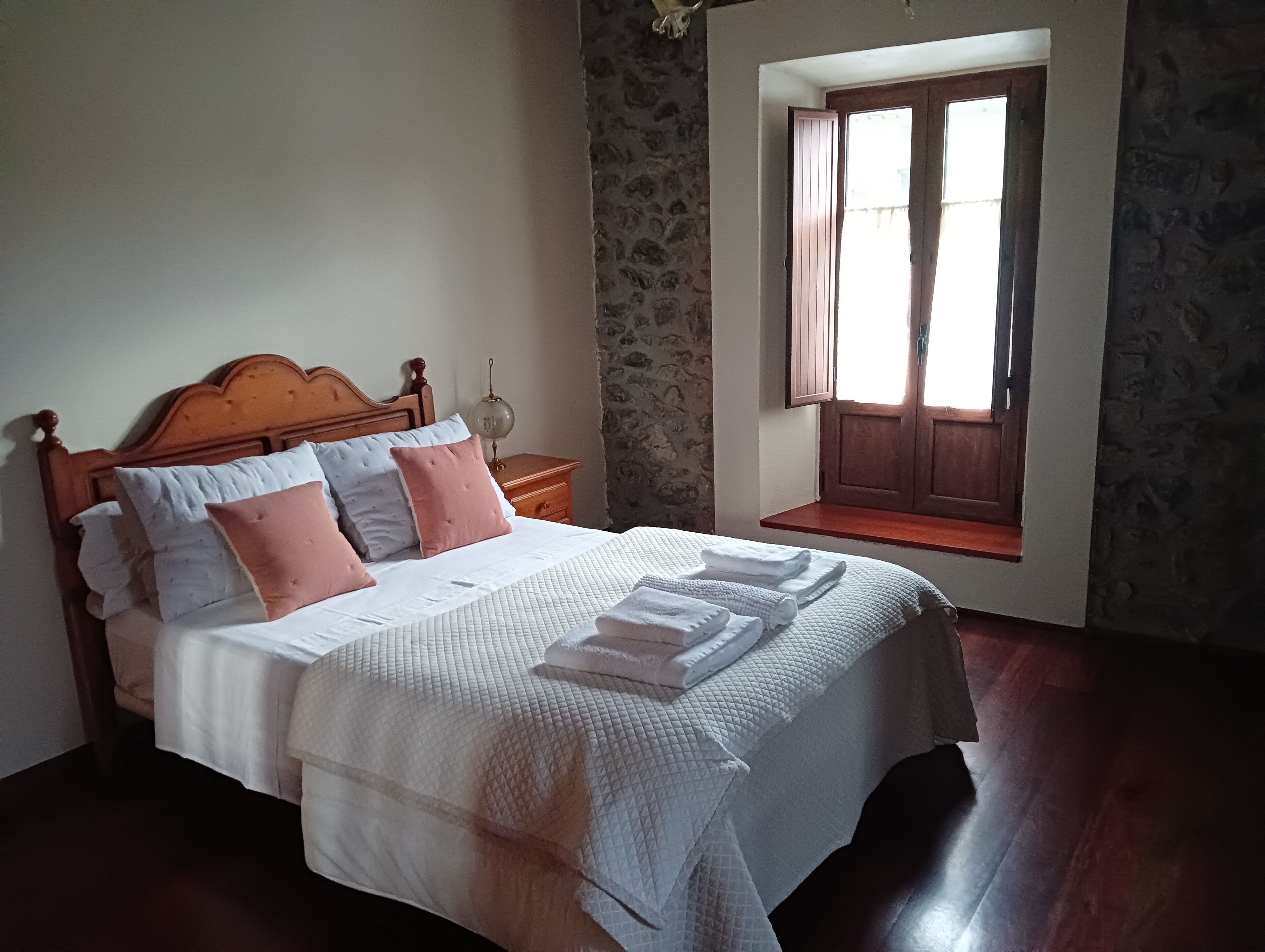 Een strijkplank/strijkijzer, wifi, beddengoed