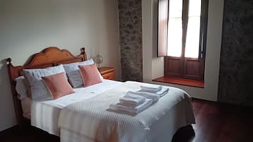 Een strijkplank/strijkijzer, wifi, beddengoed