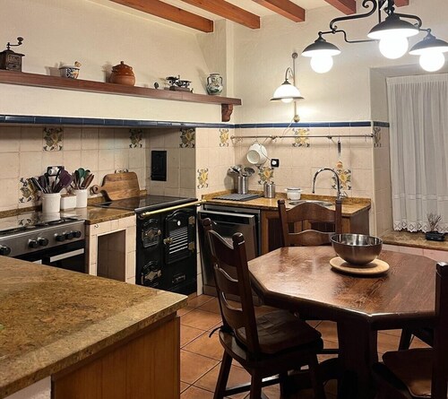 HAZAS HOUSE. Stone and wood house with garden, ideal for family trips.