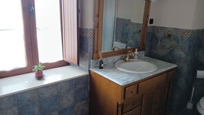 Douche, sèche-cheveux, bidet, serviettes fournies