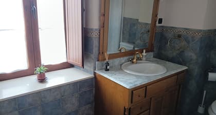 HAZAS HOUSE. Stone and wood house with garden, ideal for family trips.