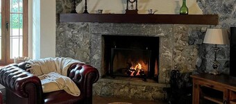 HAZAS HOUSE. Stone and wood house with garden, ideal for family trips.