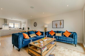 TV - 2 Bed in Newquay (oc-e26943) (Newquay)