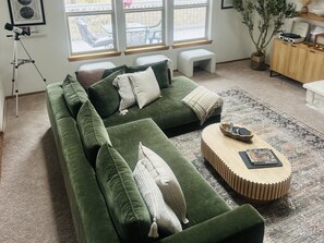 Téléviseur connecté, foyer, livres