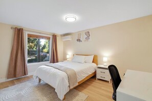 Tabla de planchar con plancha, wifi y ropa de cama 