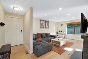 Living area - Private, Pet-Friendly Portland Retreat (Portland)