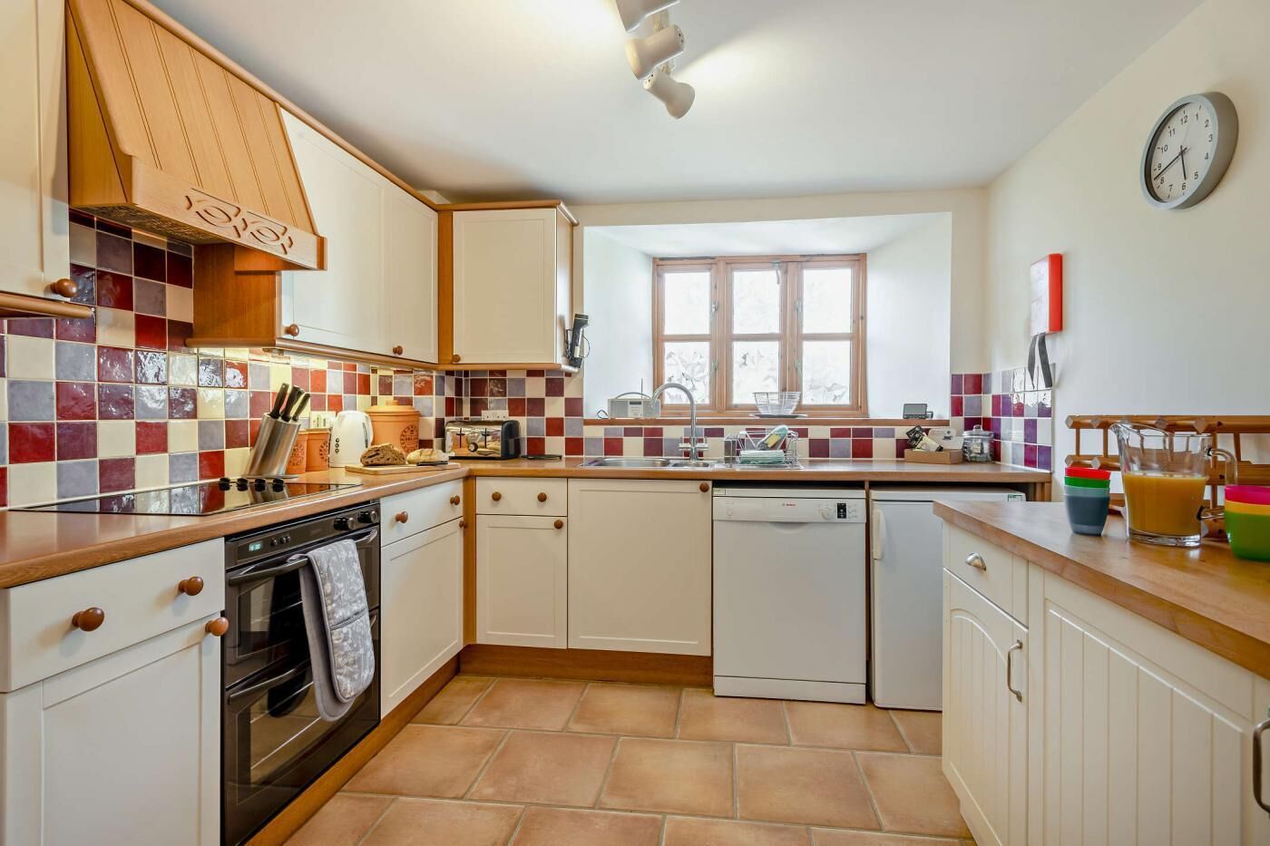 Micro-ondes, four, lave-vaisselle, chaise haute