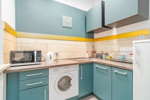 Refrigerador, microondas, utensilios de cocina y comedor 