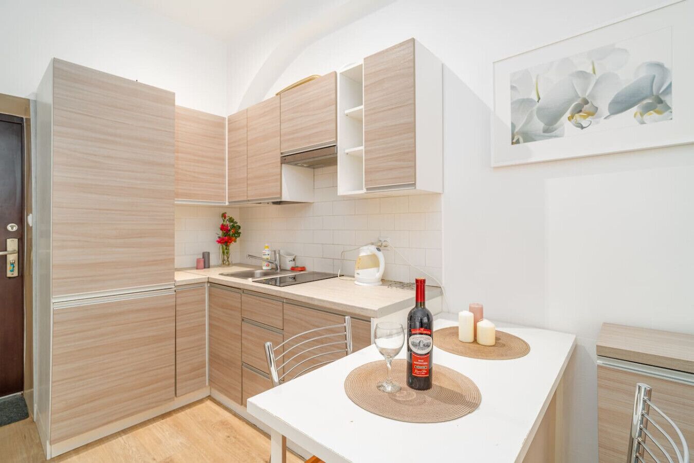 Fridge, stovetop, cookware/dishes/utensils, dining tables