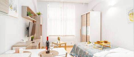 Iron/ironing board, WiFi, bed sheets