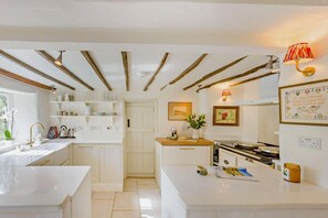 Microwave, oven, dishwasher, high chair - 3 Bed in Branscombe (oc-p27567) (Branscombe)