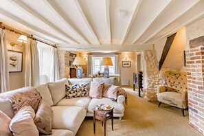 TV, fireplace - 3 Bed in Branscombe (oc-p27567) (Branscombe)