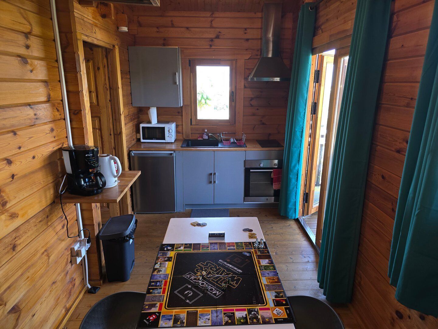 Kjøleskap, mikrobølgeovn, ovn og kaffetrakter/tekoker