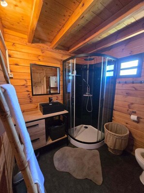 Een douche, een haardroger, handdoeken