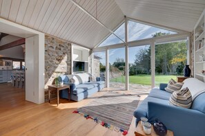TV, fireplace - 3 Bed in St. Minver (oc-litmow) (Saint Minver)