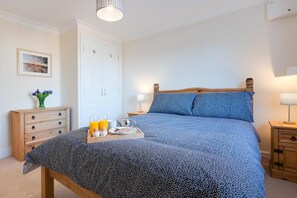 Tabla de planchar con plancha, wifi gratis y ropa de cama 