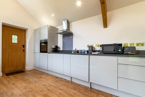 Oven, dishwasher, cookware/dishes/utensils