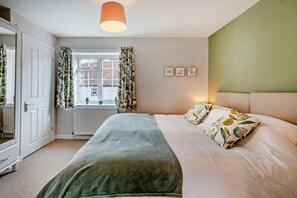Iron/ironing board, travel cot, free WiFi, bed sheets - 3 Bed in Wells-next-the-Sea (oc-q27623) (Wells-next-the-Sea)
