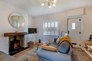 TV, fireplace - 3 Bed in Wells-next-the-Sea (oc-q27623) (Wells-next-the-Sea)