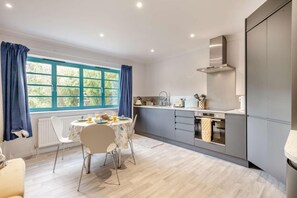 Dishwasher, cookware/dishes/utensils - 2 Bed in St. Olaves (oc-t27605) (Haddiscoe)