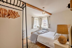 واي فاي مجانًا وملاءات أسرّة