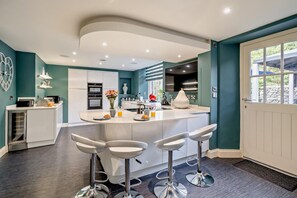 Oven, dishwasher, cookware/dishes/utensils - 3 Bed in Bowness-on-Windermere (oc-91347) (Bowness on Windermere)