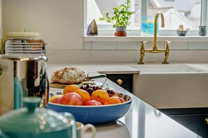 Oven, cookware/dishes/utensils - 3 Bed in Mumbles (oc-t27675) (The Mumbles)