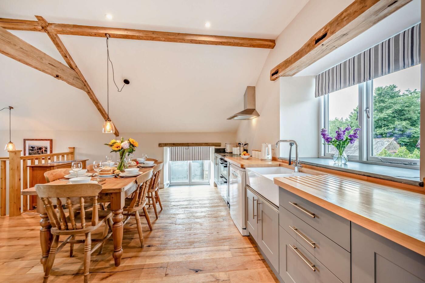 Microondas, horno, lavavajillas y trona infantil