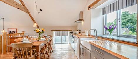 Microondas, horno, lavavajillas y trona infantil