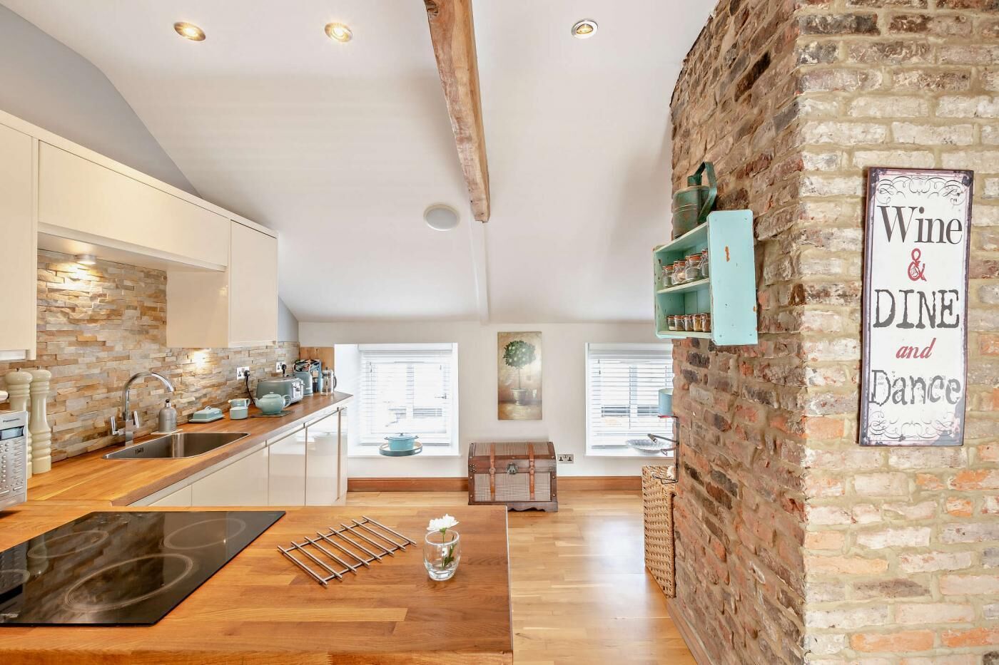 Een microgolfoven, een oven, een vaatwasser, een kinderstoel