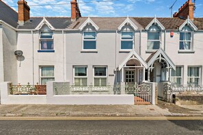 Exterior - 3 Bed in Tenby (oc-c27685) (Tenby)