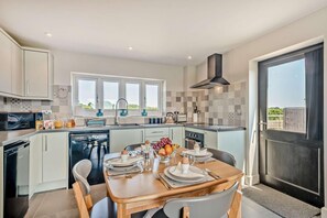 Microwave, oven, dishwasher, cookware/dishes/utensils - 2 Bed in Colkirk (oc-s27707) (Colkirk)