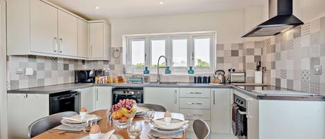 微波炉、烤箱、洗碗机、高脚椅