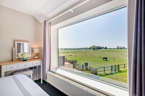 Iron/ironing board, travel cot, free WiFi, bed sheets - 2 Bed in Colkirk (oc-s27707) (Colkirk)